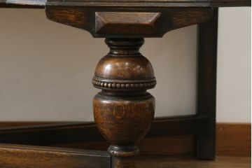 イギリスアンティーク　オーク材　落ち着いた色味と凝ったデザインが目を惹くサイドボード(収納棚、戸棚、サイドキャビネット)(R-077110)