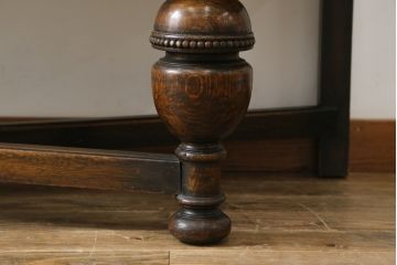 イギリスアンティーク　オーク材　落ち着いた色味と凝ったデザインが目を惹くサイドボード(収納棚、戸棚、サイドキャビネット)(R-077110)