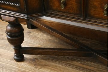 イギリスアンティーク　オーク材　落ち着いた色味と凝ったデザインが目を惹くサイドボード(収納棚、戸棚、サイドキャビネット)(R-077110)