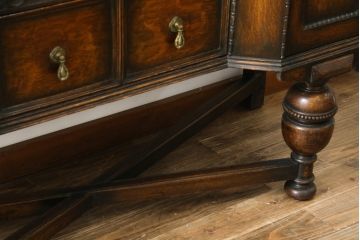 イギリスアンティーク　オーク材　落ち着いた色味と凝ったデザインが目を惹くサイドボード(収納棚、戸棚、サイドキャビネット)(R-077110)