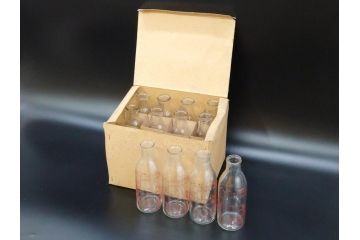 当時物　デットストック　犬張子印　古いガラスの哺乳瓶12本セット(ガラス製、犬張り子、祝犬、哺乳びん、ガラスビン、レトロガラス、ミルクびん、メモリ付き、計量容器)(R-077122)