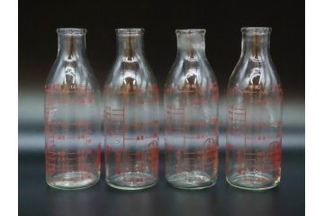当時物　デットストック　犬張子印　古いガラスの哺乳瓶12本セット(ガラス製、犬張り子、祝犬、哺乳びん、ガラスビン、レトロガラス、ミルクびん、メモリ付き、計量容器)(R-077122)