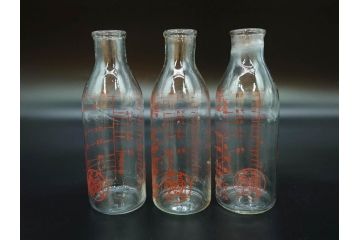 当時物　デットストック　犬張子印　古いガラスの哺乳瓶12本セット(ガラス製、犬張り子、祝犬、哺乳びん、ガラスビン、レトロガラス、ミルクびん、メモリ付き、計量容器)(R-077122)