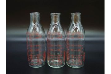 当時物　デットストック　犬張子印　古いガラスの哺乳瓶12本セット(ガラス製、犬張り子、祝犬、哺乳びん、ガラスビン、レトロガラス、ミルクびん、メモリ付き、計量容器)(R-077122)