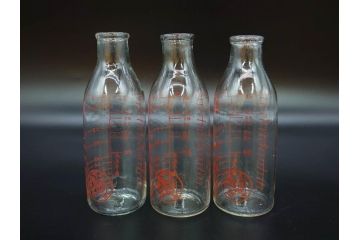 当時物　デットストック　犬張子印　古いガラスの哺乳瓶12本セット(ガラス製、犬張り子、祝犬、哺乳びん、ガラスビン、レトロガラス、ミルクびん、メモリ付き、計量容器)(R-077122)