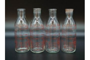 当時物　デットストック　犬張子印　古いガラスの哺乳瓶12本セット(ガラス製、犬張り子、祝犬、哺乳びん、ガラスビン、レトロガラス、ミルクびん、メモリ付き、計量容器)(R-077124)