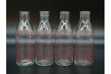 当時物　デットストック　犬張子印　古いガラスの哺乳瓶12本セット(ガラス製、犬張り子、祝犬、哺乳びん、ガラスビン、レトロガラス、ミルクびん、メモリ付き、計量容器)(R-077124)