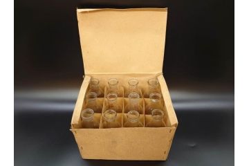 当時物　デットストック　犬張子印　古いガラスの哺乳瓶12本セット(ガラス製、犬張り子、祝犬、哺乳びん、ガラスビン、レトロガラス、ミルクびん、メモリ付き、計量容器)(R-077125)
