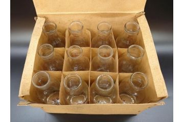 当時物　デットストック　犬張子印　古いガラスの哺乳瓶12本セット(ガラス製、犬張り子、祝犬、哺乳びん、ガラスビン、レトロガラス、ミルクびん、メモリ付き、計量容器)(R-077125)
