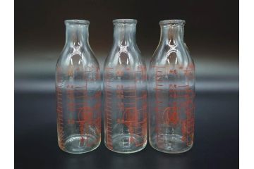 当時物　デットストック　犬張子印　古いガラスの哺乳瓶12本セット(ガラス製、犬張り子、祝犬、哺乳びん、ガラスビン、レトロガラス、ミルクびん、メモリ付き、計量容器)(R-077125)