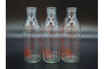 当時物　デットストック　犬張子印　古いガラスの哺乳瓶12本セット(ガラス製、犬張り子、祝犬、哺乳びん、ガラスビン、レトロガラス、ミルクびん、メモリ付き、計量容器)(R-077125)