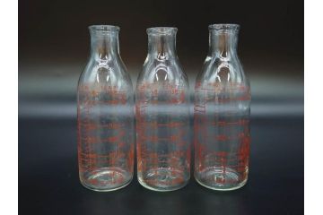 当時物　デットストック　犬張子印　古いガラスの哺乳瓶12本セット(ガラス製、犬張り子、祝犬、哺乳びん、ガラスビン、レトロガラス、ミルクびん、メモリ付き、計量容器)(R-077125)