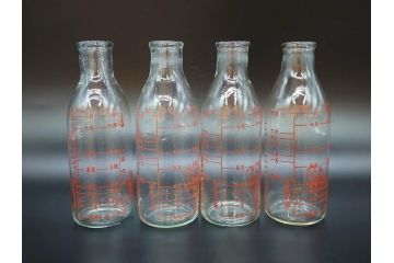 当時物　デットストック　犬張子印　古いガラスの哺乳瓶12本セット(ガラス製、犬張り子、祝犬、哺乳びん、ガラスビン、レトロガラス、ミルクびん、メモリ付き、計量容器)(R-077126)