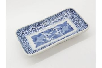 江戸期　古伊万里　染付　冨貴長春　約21cm　7寸　牡丹蛸唐草文　細やかで力強く描かれた文様が魅力的な長皿(七寸、和食器、和皿)(R-077133)