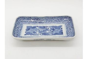 江戸期　古伊万里　染付　冨貴長春　約21cm　7寸　牡丹蛸唐草文　細やかで力強く描かれた文様が魅力的な長皿(七寸、和食器、和皿)(R-077133)