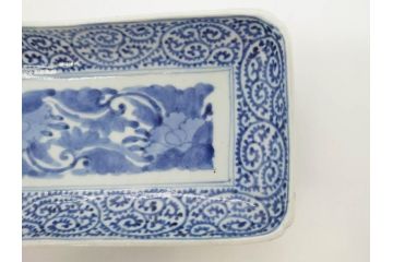 江戸期　古伊万里　染付　冨貴長春　約21cm　7寸　牡丹蛸唐草文　細やかで力強く描かれた文様が魅力的な長皿(七寸、和食器、和皿)(R-077133)
