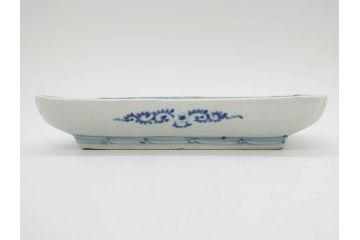 江戸期　古伊万里　染付　冨貴長春　約21cm　7寸　牡丹蛸唐草文　細やかで力強く描かれた文様が魅力的な長皿(七寸、和食器、和皿)(R-077133)