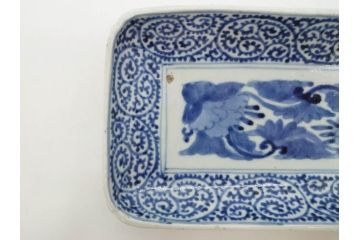 江戸期　古伊万里　染付　富貴長春　約21.5cm　7.1寸　牡丹蛸唐草文　細やかで力強く描かれた文様が魅力的な長皿(七寸一分、和食器、和皿)(R-077134)