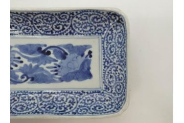 江戸期　古伊万里　染付　富貴長春　約21.5cm　7.1寸　牡丹蛸唐草文　細やかで力強く描かれた文様が魅力的な長皿(七寸一分、和食器、和皿)(R-077134)