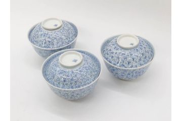 江戸期　古伊万里　微塵唐草文染付　松竹梅　約12cm　3.8寸　繊細な絵付けが見事な蓋付き茶碗3客セット(和食器、三寸八分)(R-077135)