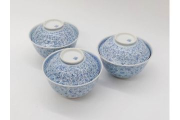 江戸期　古伊万里　微塵唐草文染付　松竹梅　約12cm　3.8寸　繊細な絵付けが見事な蓋付き茶碗3客セット(和食器、三寸八分)(R-077160)