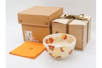 竜谷焼　宮川香雲　鵬雲斉書付　金彩色絵　約13cm　4.3寸　龍田川　紅葉の図が雅やかな茶碗(京焼、龍谷窯、和食器、抹茶碗、茶道具、茶器、共布、共箱付き、四寸三分)(R-077161)