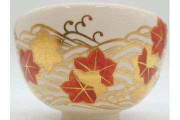 竜谷焼　宮川香雲　鵬雲斉書付　金彩色絵　約13cm　4.3寸　龍田川　紅葉の図が雅やかな茶碗(京焼、龍谷窯、和食器、抹茶碗、茶道具、茶器、共布、共箱付き、四寸三分)(R-077161)