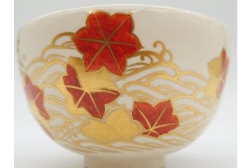 竜谷焼　宮川香雲　鵬雲斉書付　金彩色絵　約13cm　4.3寸　龍田川　紅葉の図が雅やかな茶碗(京焼、龍谷窯、和食器、抹茶碗、茶道具、茶器、共布、共箱付き、四寸三分)(R-077161)