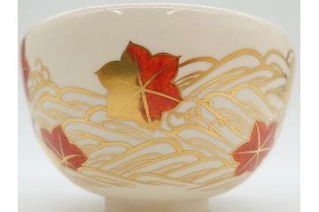竜谷焼　宮川香雲　鵬雲斉書付　金彩色絵　約13cm　4.3寸　龍田川　紅葉の図が雅やかな茶碗(京焼、龍谷窯、和食器、抹茶碗、茶道具、茶器、共布、共箱付き、四寸三分)(R-077161)