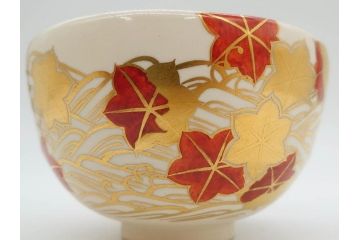 竜谷焼　宮川香雲　鵬雲斉書付　金彩色絵　約13cm　4.3寸　龍田川　紅葉の図が雅やかな茶碗(京焼、龍谷窯、和食器、抹茶碗、茶道具、茶器、共布、共箱付き、四寸三分)(R-077161)
