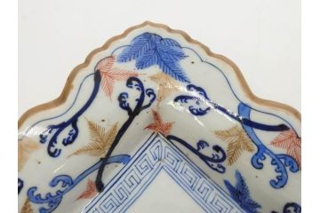江戸期　古伊万里　上手物　金彩　染付　雷紋菖蒲水草文　約28cm　9.2寸　変形皿(九寸二分、和食器、和皿)(R-077173)
