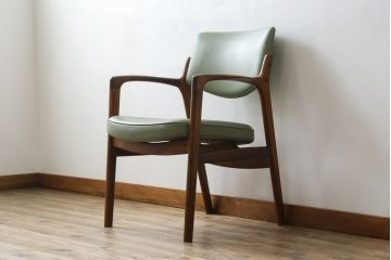 デンマークビンテージ　美品　激レア　希少!!　Finn Haugaard(フィン ホガード)デザイン　Bondo Gravesen A/S(ボンドグラヴェセン)社製　ローズウッド　実用性とデザイン性を兼ね備えたアームチェア(ダイニングチェア、ヴィンテージ、北欧)(R-077197)