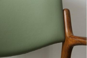 デンマークビンテージ　美品　激レア　希少!!　Finn Haugaard(フィン ホガード)デザイン　Bondo Gravesen A/S(ボンドグラヴェセン)社製　ローズウッド　実用性とデザイン性を兼ね備えたアームチェア(ダイニングチェア、ヴィンテージ、北欧)(R-077197)