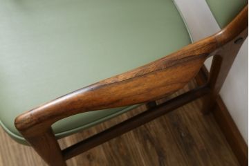 デンマークビンテージ　美品　激レア　希少!!　Finn Haugaard(フィン ホガード)デザイン　Bondo Gravesen A/S(ボンドグラヴェセン)社製　ローズウッド　実用性とデザイン性を兼ね備えたアームチェア(ダイニングチェア、ヴィンテージ、北欧)(R-077197)