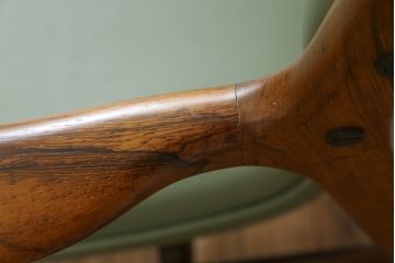 デンマークビンテージ　美品　激レア　希少!!　Finn Haugaard(フィン ホガード)デザイン　Bondo Gravesen A/S(ボンドグラヴェセン)社製　ローズウッド　実用性とデザイン性を兼ね備えたアームチェア(ダイニングチェア、ヴィンテージ、北欧)(R-077197)