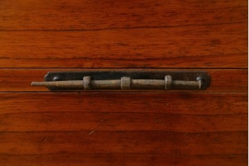 和製アンティーク　総桐材　矢紋　観音開きの関東衣装箪笥ローチェスト　(R-077199)