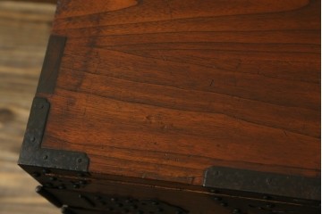 和製アンティーク　総桐材　矢紋　観音開きの関東衣装箪笥ローチェスト　(R-077199)