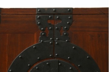 和製アンティーク　総桐材　矢紋　観音開きの関東衣装箪笥ローチェスト　(R-077199)