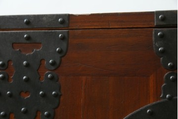 和製アンティーク　総桐材　矢紋　観音開きの関東衣装箪笥ローチェスト　(R-077199)