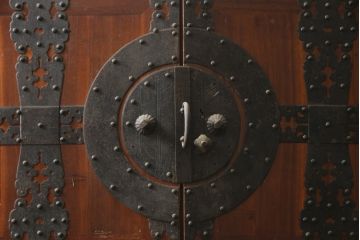 和製アンティーク　総桐　趣のある佇まいが魅力的な観音開きの関東衣装箪笥ローボード(時代箪笥、観音箪笥、和タンス、桐たんす、桐箪笥、収納箪笥、引き出し)(R-077199)