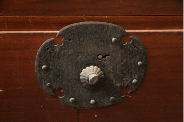 和製アンティーク　総桐　趣のある佇まいが魅力的な関東衣装箪笥ローボード(時代箪笥、和タンス、桐たんす、桐箪笥、収納箪笥、引き出し、ローチェスト)(R-077200)
