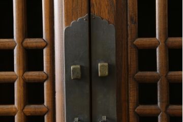 アジアンビンテージ　アンティーク調　オリエンタルな雰囲気が魅力的な李朝キャビネット(李朝タンス、李朝箪笥、李朝家具、収納棚、戸棚、ヴィンテージ)(R-077201)