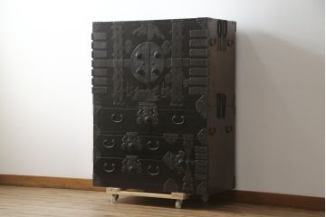 和製アンティーク　庄内地方　酒田　黒漆の深い色味と立派な金具が目を惹く観音開きの時代箪笥(庄内箪笥、収納箪笥、観音箪笥、重ねタンス、引き出し)(R-077202)