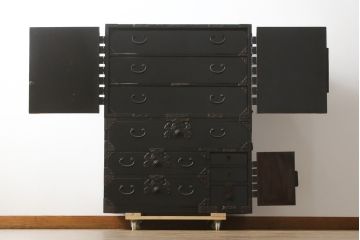 和製アンティーク　庄内地方　酒田　黒漆の深い色味と立派な金具が目を惹く観音開きの時代箪笥(庄内箪笥、収納箪笥、観音箪笥、重ねタンス、引き出し)(R-077202)
