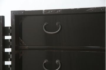 和製アンティーク　庄内地方　酒田　黒漆の深い色味と立派な金具が目を惹く観音開きの時代箪笥(庄内箪笥、収納箪笥、観音箪笥、重ねタンス、引き出し)(R-077202)