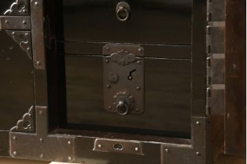 和製アンティーク　庄内地方　酒田　黒漆の深い色味と立派な金具が目を惹く観音開きの時代箪笥(庄内箪笥、収納箪笥、観音箪笥、重ねタンス、引き出し)(R-077202)