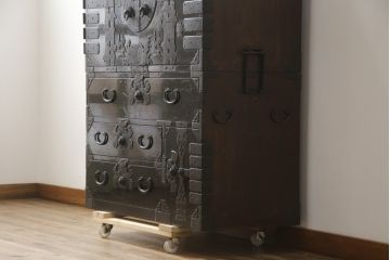 和製アンティーク　庄内地方　酒田　黒漆の深い色味と立派な金具が目を惹く観音開きの時代箪笥(庄内箪笥、収納箪笥、観音箪笥、重ねタンス、引き出し)(R-077202)