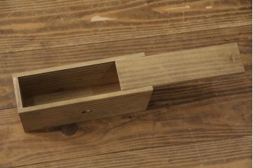 和製アンティーク　庄内地方　酒田　黒漆の深い色味と立派な金具が目を惹く観音開きの時代箪笥(庄内箪笥、収納箪笥、観音箪笥、重ねタンス、引き出し)(R-077202)