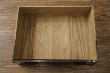 和製アンティーク　庄内地方　酒田　黒漆の深い色味と立派な金具が目を惹く観音開きの時代箪笥(庄内箪笥、収納箪笥、観音箪笥、重ねタンス、引き出し)(R-077202)