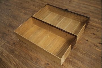 和製アンティーク　庄内地方　酒田　黒漆の深い色味と立派な金具が目を惹く観音開きの時代箪笥(庄内箪笥、収納箪笥、観音箪笥、重ねタンス、引き出し)(R-077202)